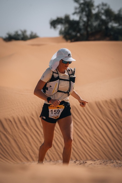 Coureuse dans les dunes